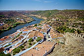 Mertola, il villaggio visto dal Castello. Mertola sorge su un altura di roccia alla confluenza del fiume Guadiana e della Ribeira de Oeiras. 